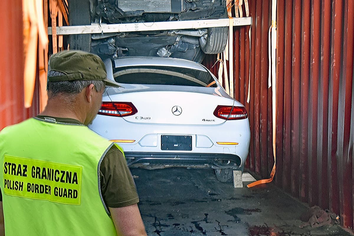 Mercedes skradziony w Kanadzie odnaleziony w Hrubieszowie. Samochód ukryto w kontenerze