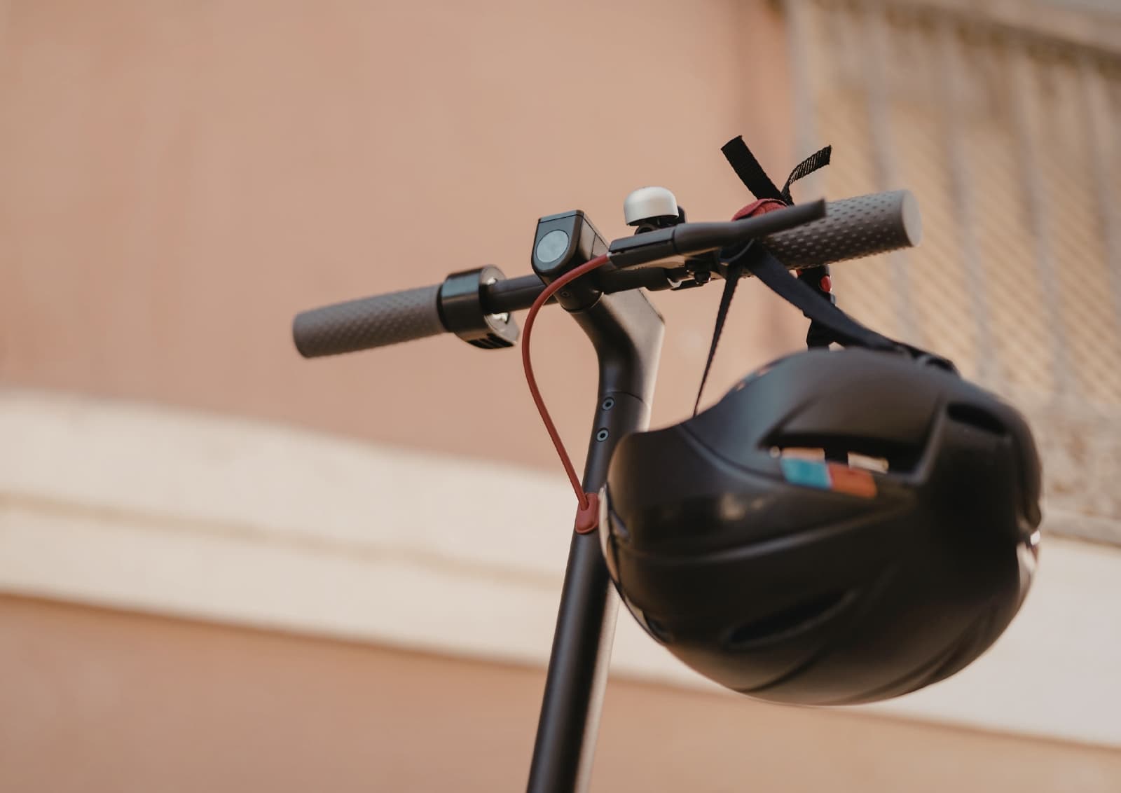 Mężczyzna jadący na hulajnodze w ciężkim stanie trafił do szpitala