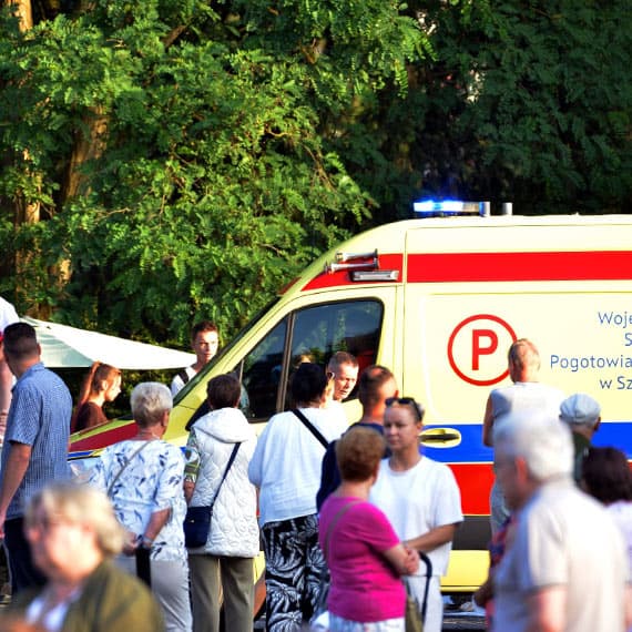 Mężczyzna z urazem twarzy na promenadzie. Ratownicy udzielili pomocy, ale odmówił transportu do szpitala
