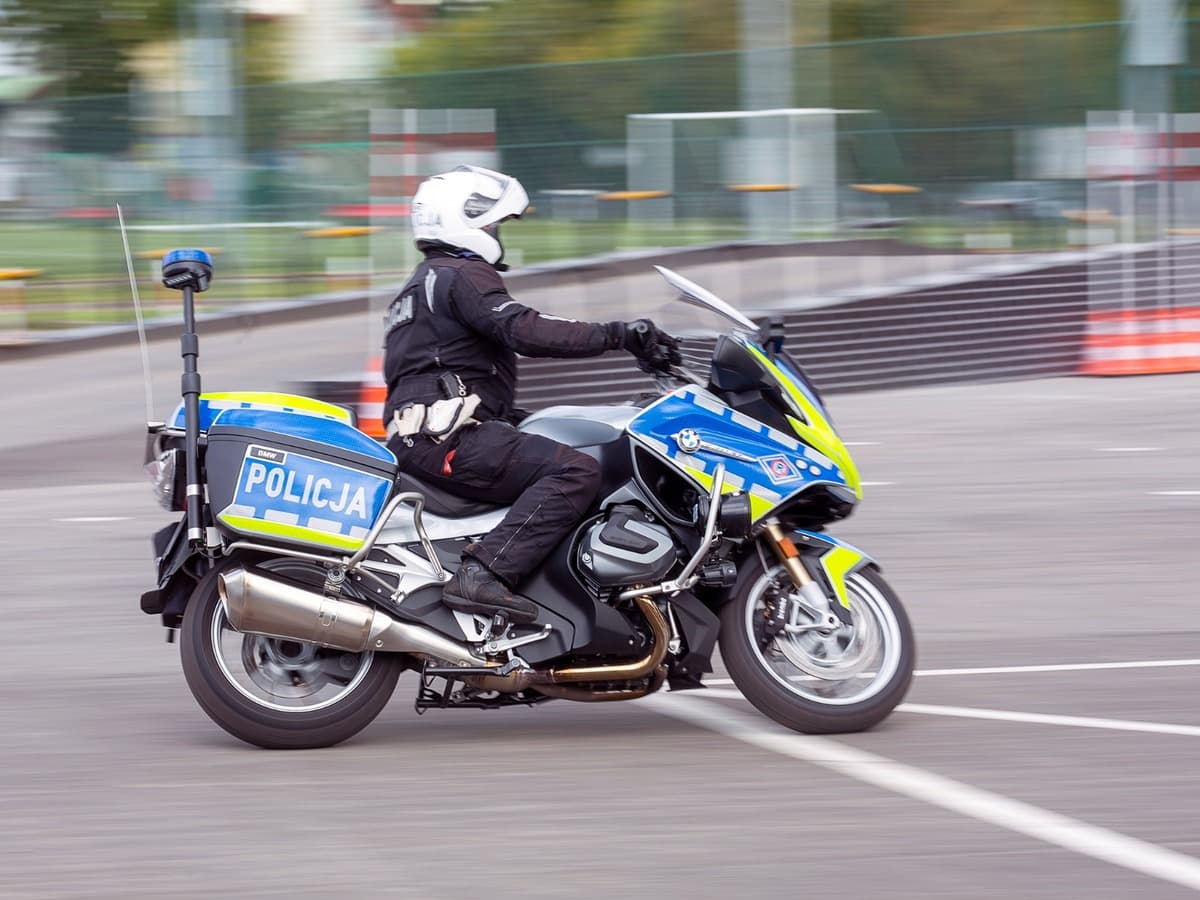 Mężczyźni podróżowali motocyklami jadąc na jednym kole - stracili prawa jazdy