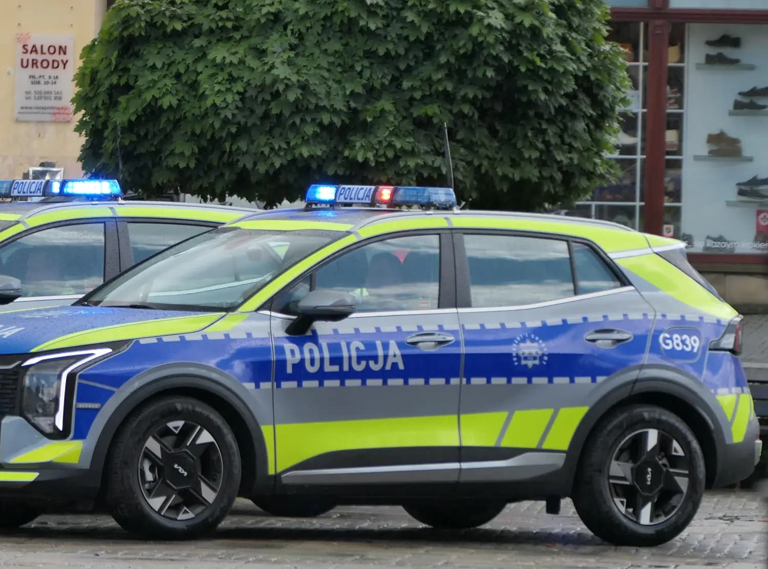 Miał ponad promil i wiózł 8-letnie dziecko. Jazdę zakończył na bramie