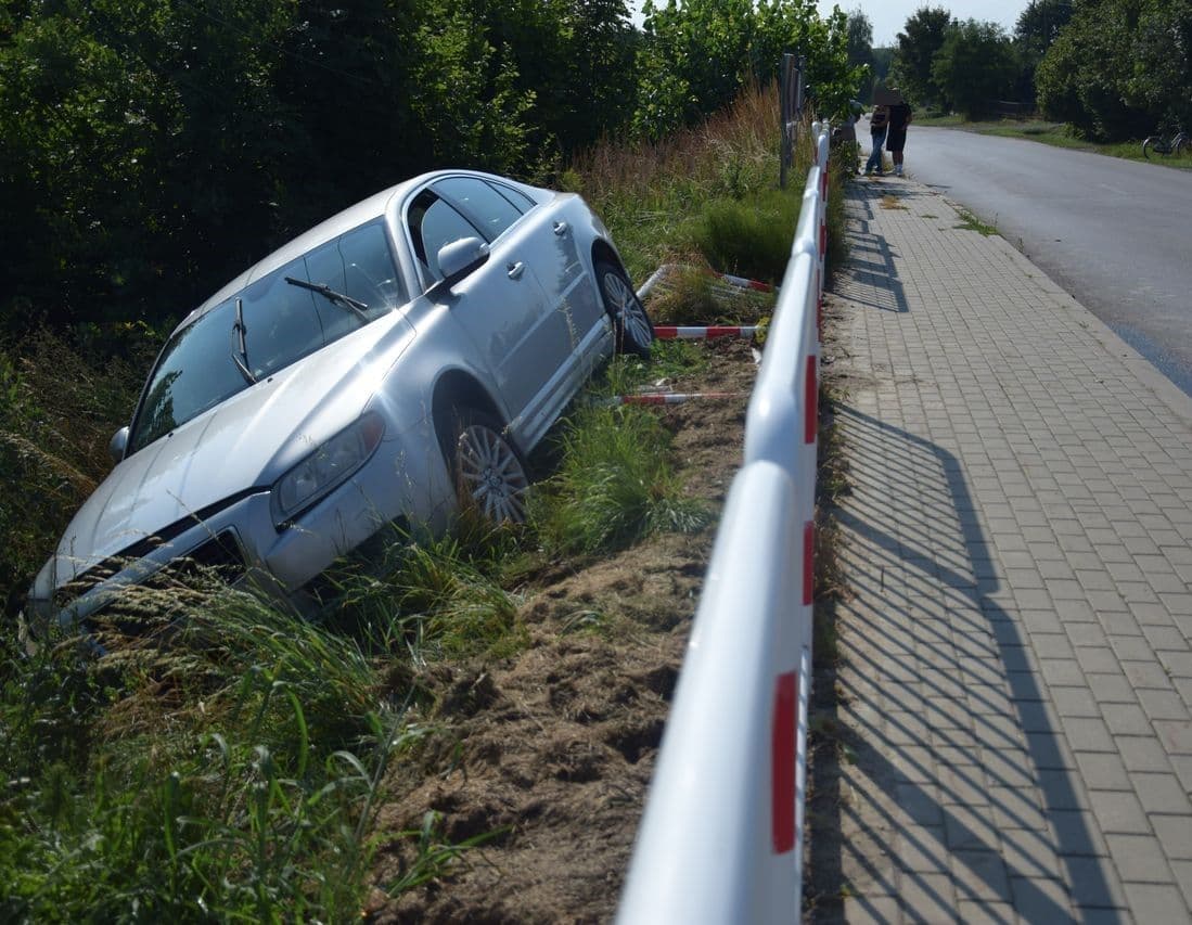 Miał ponad trzy promile i trzy zakazy prowadzenia. 30-latek zakończył jazdę w rowie
