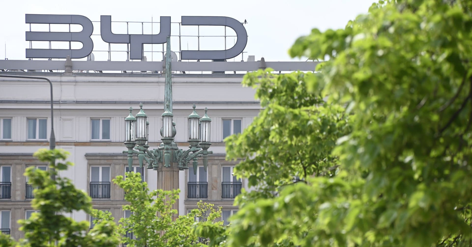 Miał zniknąć, ale nic z tego. Chiński neon na razie pozostanie na budynku MDM