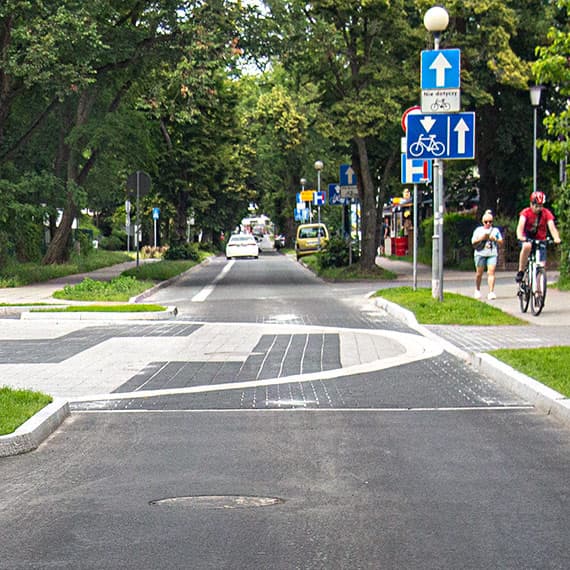 Miało być gładko jak po stole. Na styku Chrobrego i Sienkiewicza kierowcy czują nierówności