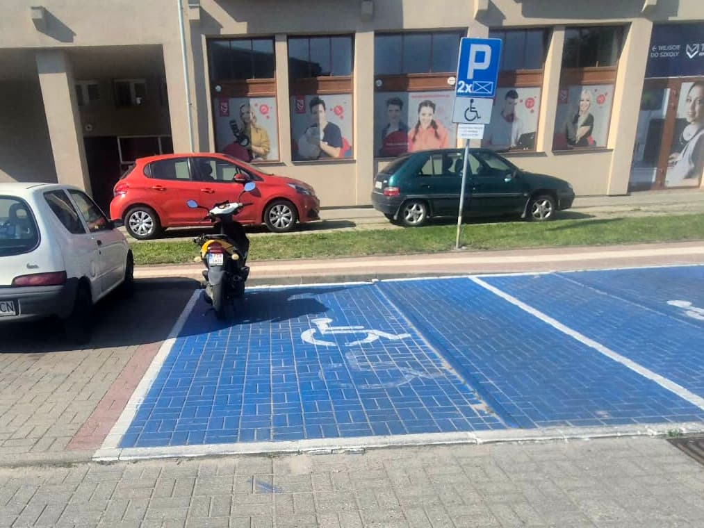 Miejsca parkingowe dla niepełnosprawnych nie są szerokie bez powodu. Dwa pojazdy na jednym stanowisku mogą stworzyć spory problem
