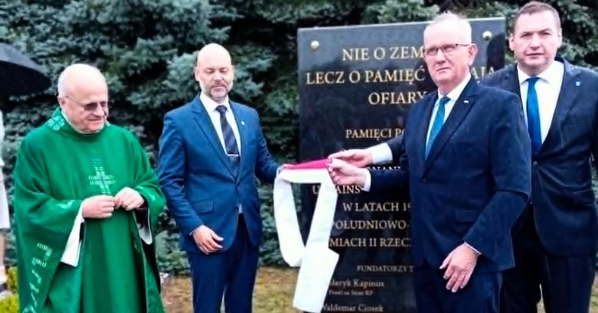Mielec w hołdzie ofiarom Rzezi Wołyńskiej. Przed kościołem pw. Ducha Świętego odsłonięto wyjątkową tablicę