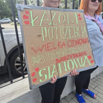 Mieszkańcy Łaz i Sianowa protestują w Warszawie przed siedzibą MSWiA