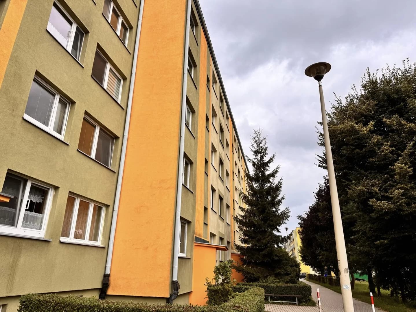 Mieszkanka zaalarmowała policję. Ktoś strzelił w jej okna z wiatrówki