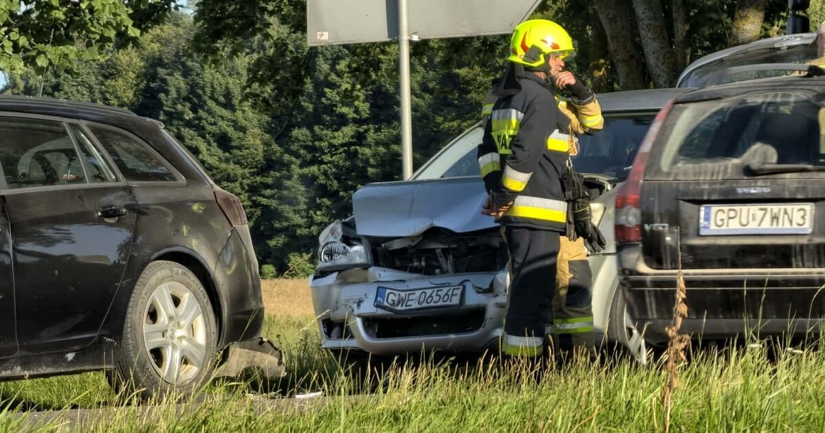 • Migi. Zderzenie trzech aut. Ruch odbywał się wahadłowo