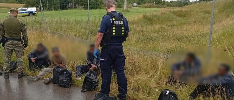 Migranci przeszli przez rzekę graniczną. Funkcjonariusze SG zatrzymali cudzoziemców