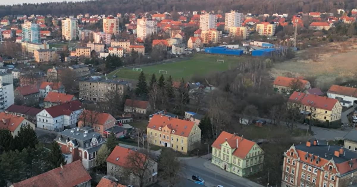 Mijamy je każdego dnia. Zwyczajne ulice, po których ludzie spieszą do pracy, wyprowadzają psy czy robią codzienne zakupy...