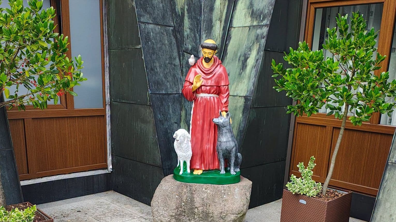 Ministrant Nikodem odnowił figurę św. Franciszka z Asyżu