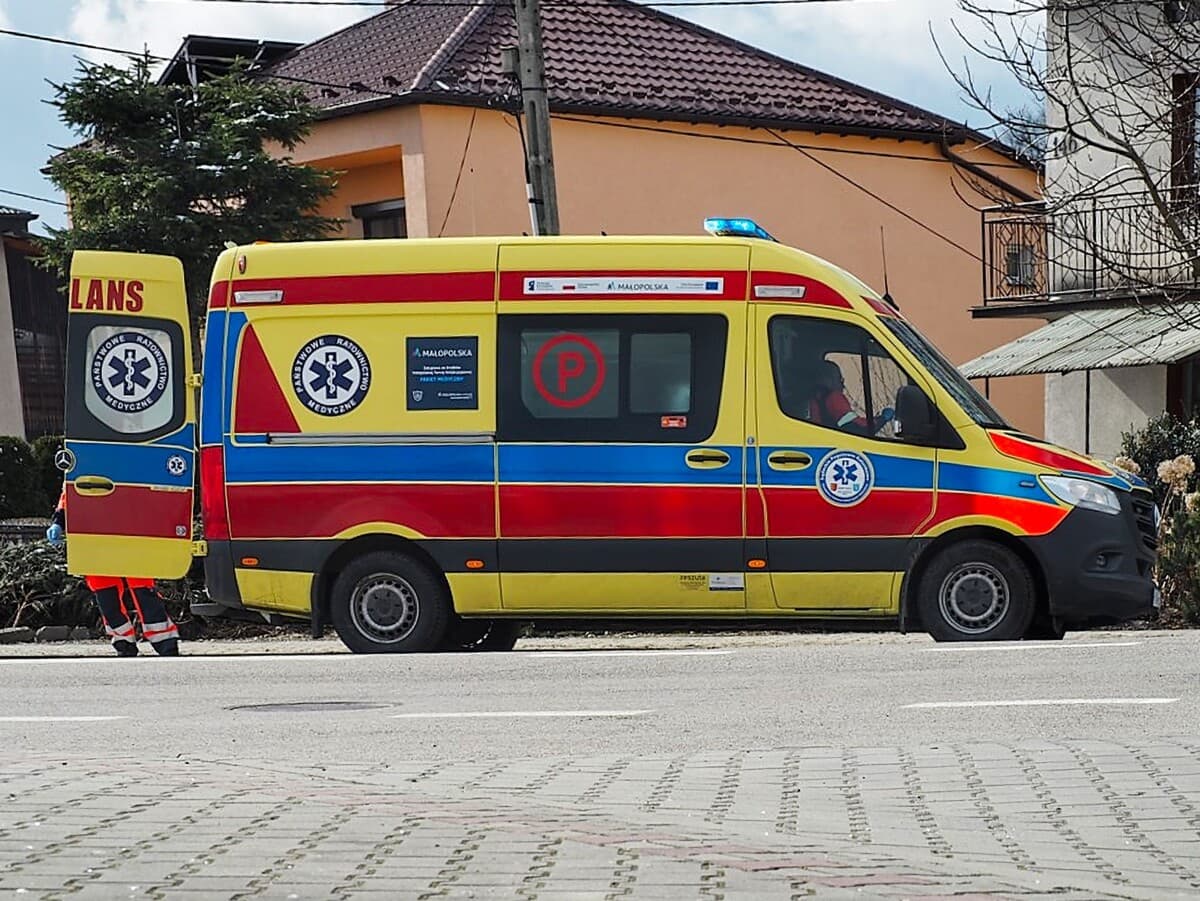 Minuty dzieliły go od śmierci. Nocna akcja strażaków i ratowników zakończyła się cudemMinuty dzieliły go od śmierci. Nocna akcja strażaków i ratowników zakończyła się cudem