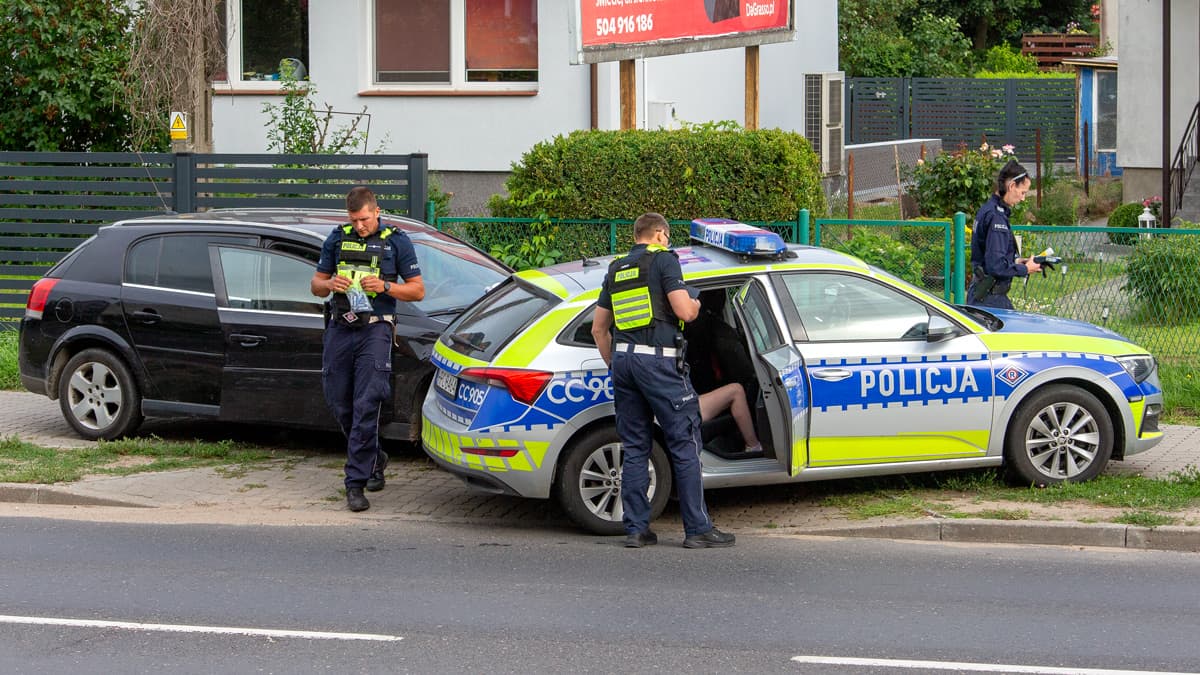 Młody kierowca uciekał przed policją. Radiowóz zajechał mu drogę na chodniku