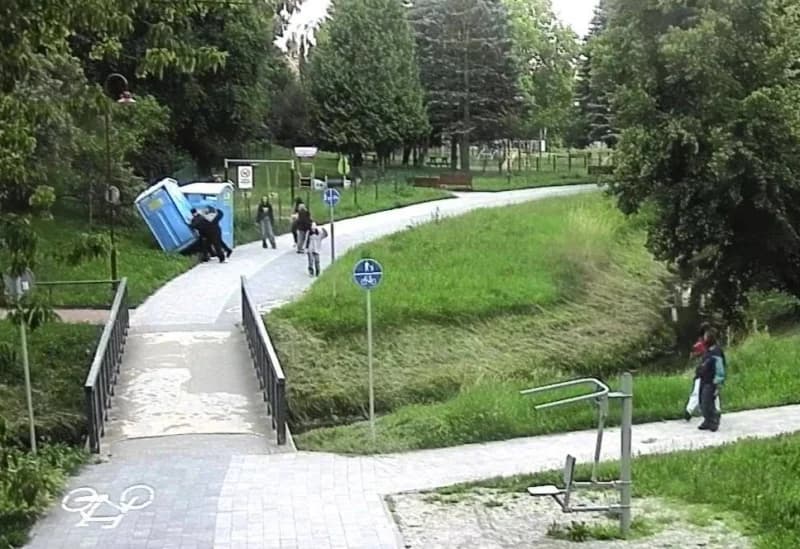 Młodzi kontra TOI TOI – wynik: 2:0 dla bezmyślności