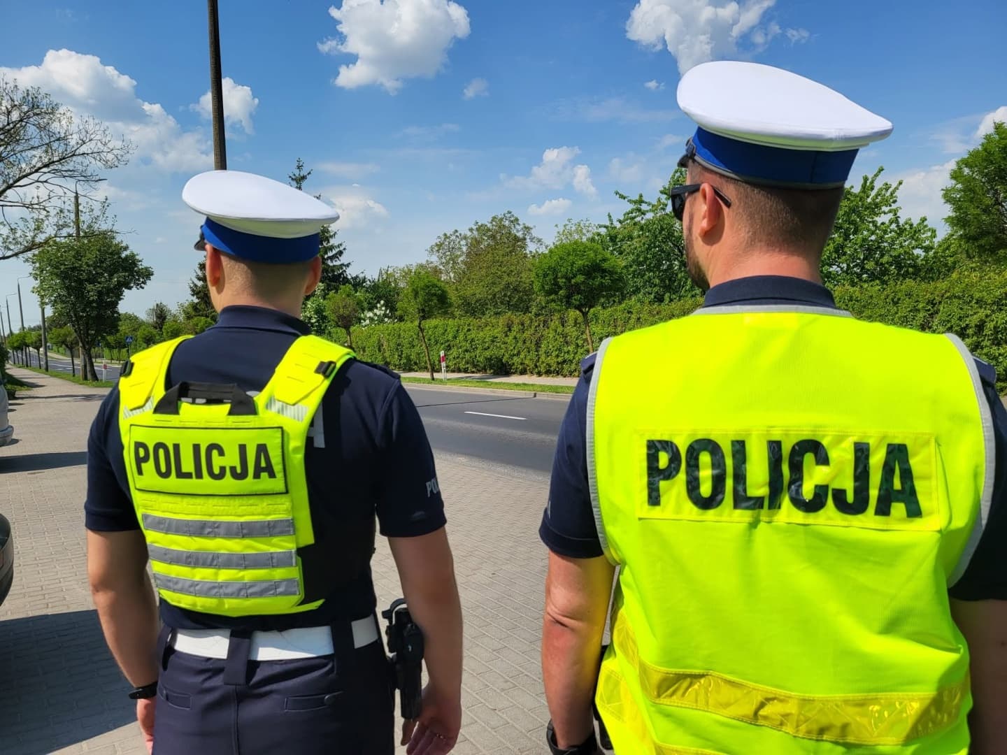 Młodzi mężczyźni w rękach policji po akcji w Toruniu. Odpowiedzą przed sądem