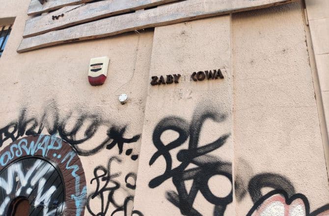Mogłaby być uroczą uliczką. Jest jednym z koszmarów miasta