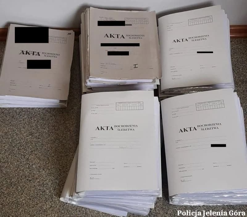 Montowali fotowoltaikę, okradli klientkę na blisko 40 tysięcy złotych. Trzech 24-latków usłyszało 18 zarzutów