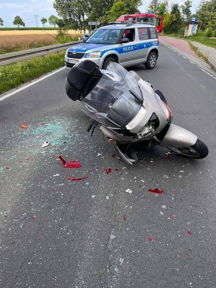 Motocyklista uderzył w BMW pod Płockiem. Trafił do szpitala
