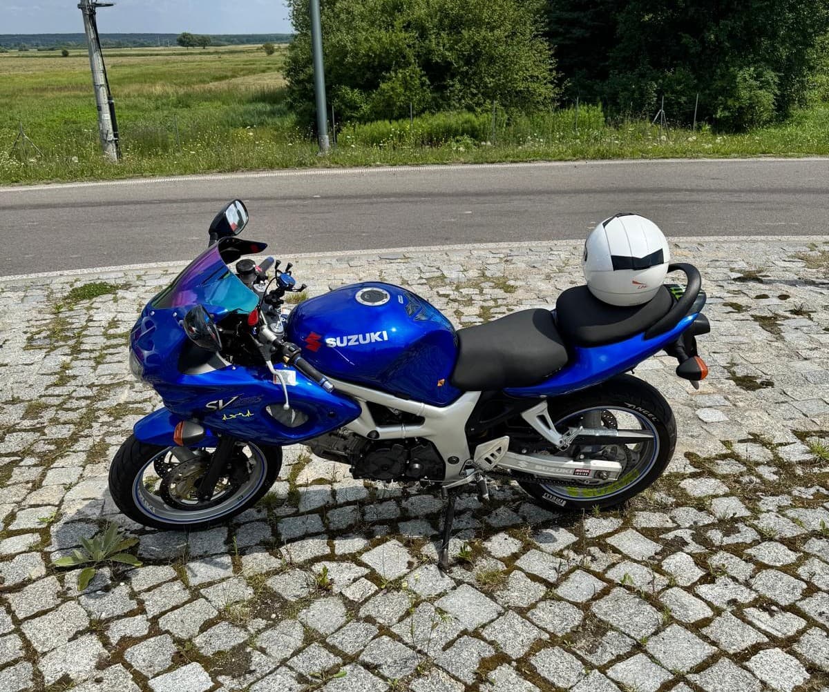 Motocyklista z sądowym zakazem zatrzymany w Stężycy. Tablica należała do innego pojazdu