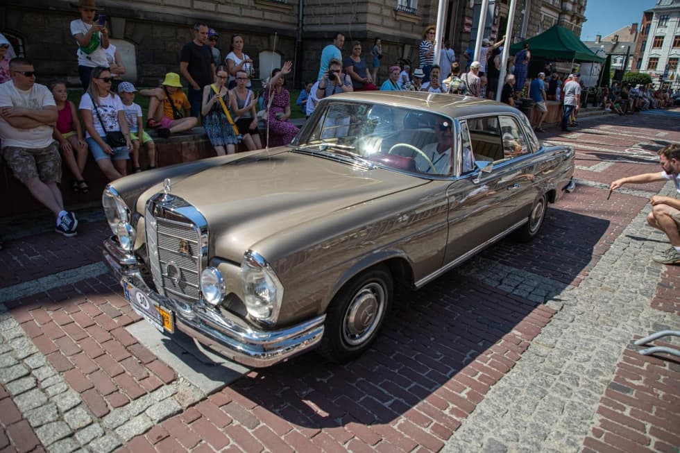 Motoryzacyjne perełki i stroje z epoki. Przed nami Konkurs Elegancji