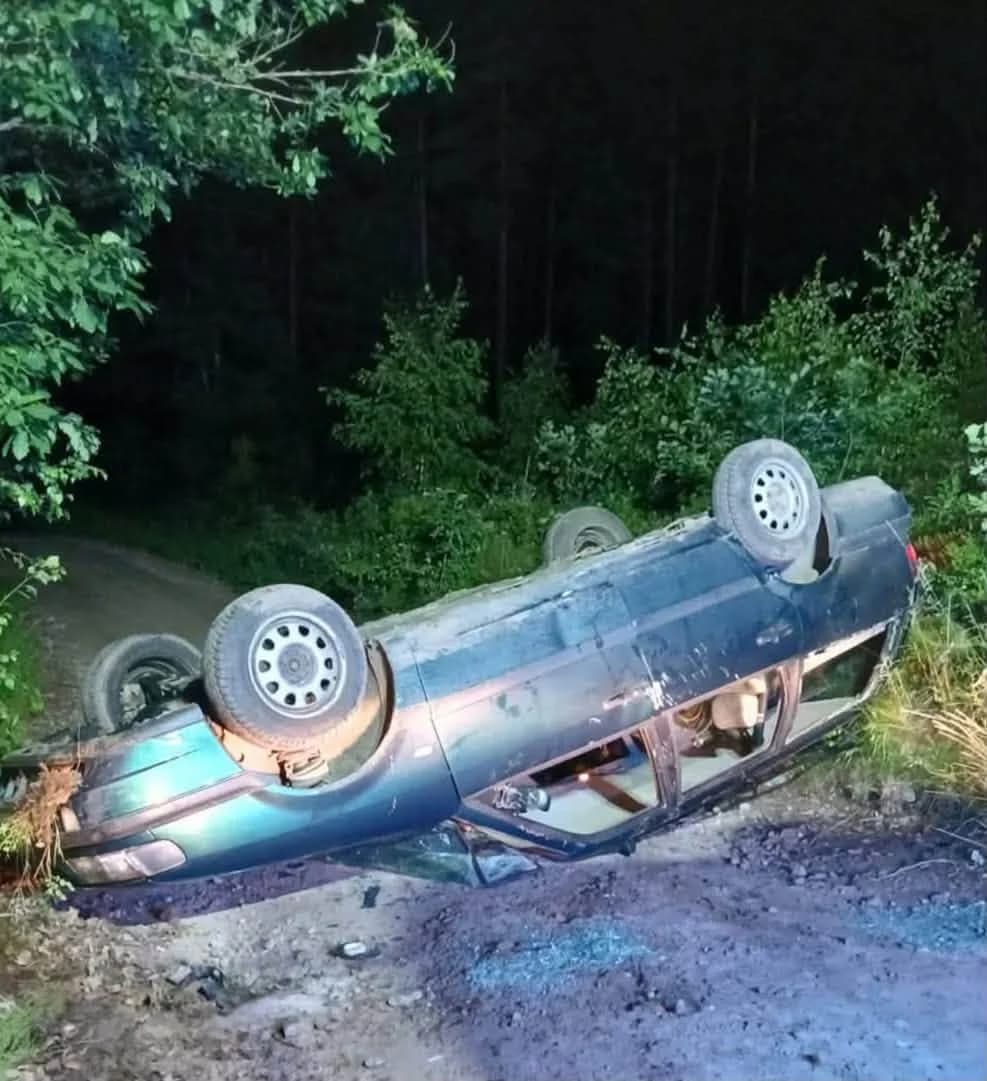 Mściszewice. Dachowanie pojazdu z 9 pasażerami – 5 w środku, a 4 na dachu! Zmarł jeden z nich