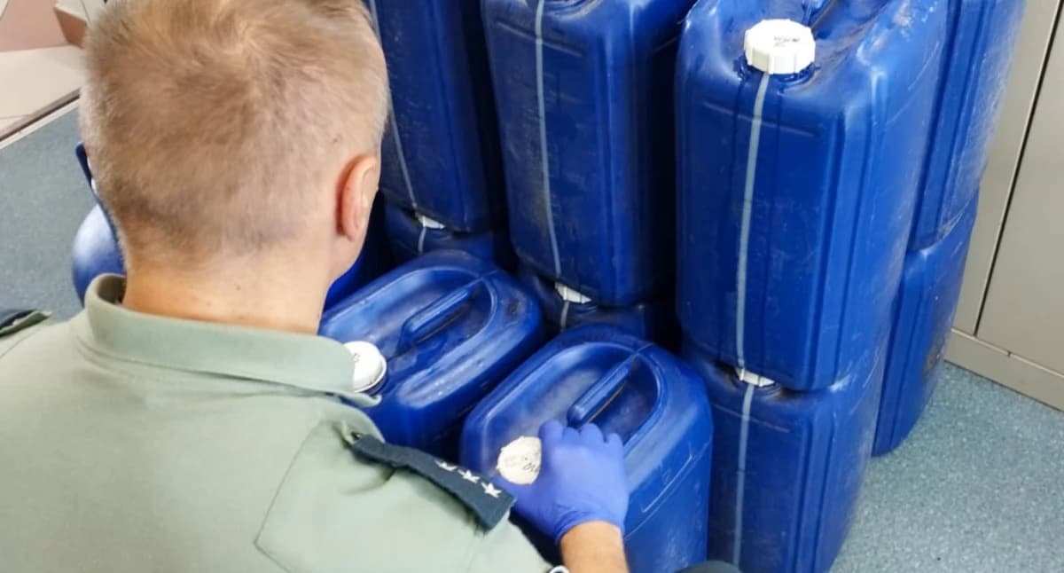 Mundurowi przejęli nielegalny alkohol. Prawie 500 litrów w domowej piwnicy 2