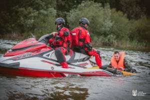 Mundurowi współpracują, aby nieść pomoc na lądzie i w wodzie