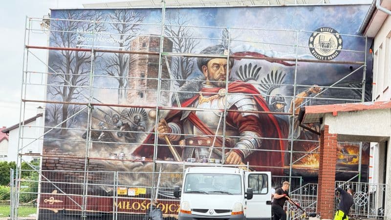 Mural w Wyszynie nabiera barw. W kuźni zapłonął ogień