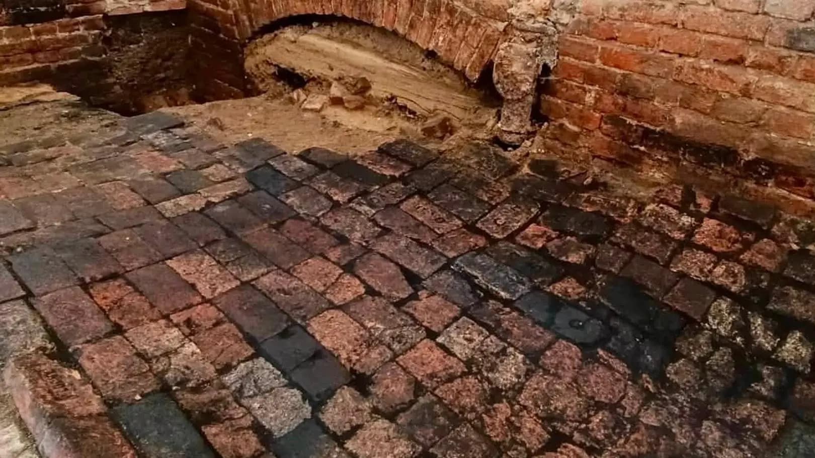 Mury dawnej synagogi i drobne przedmioty. Nowe odkrycia na cmentarzu