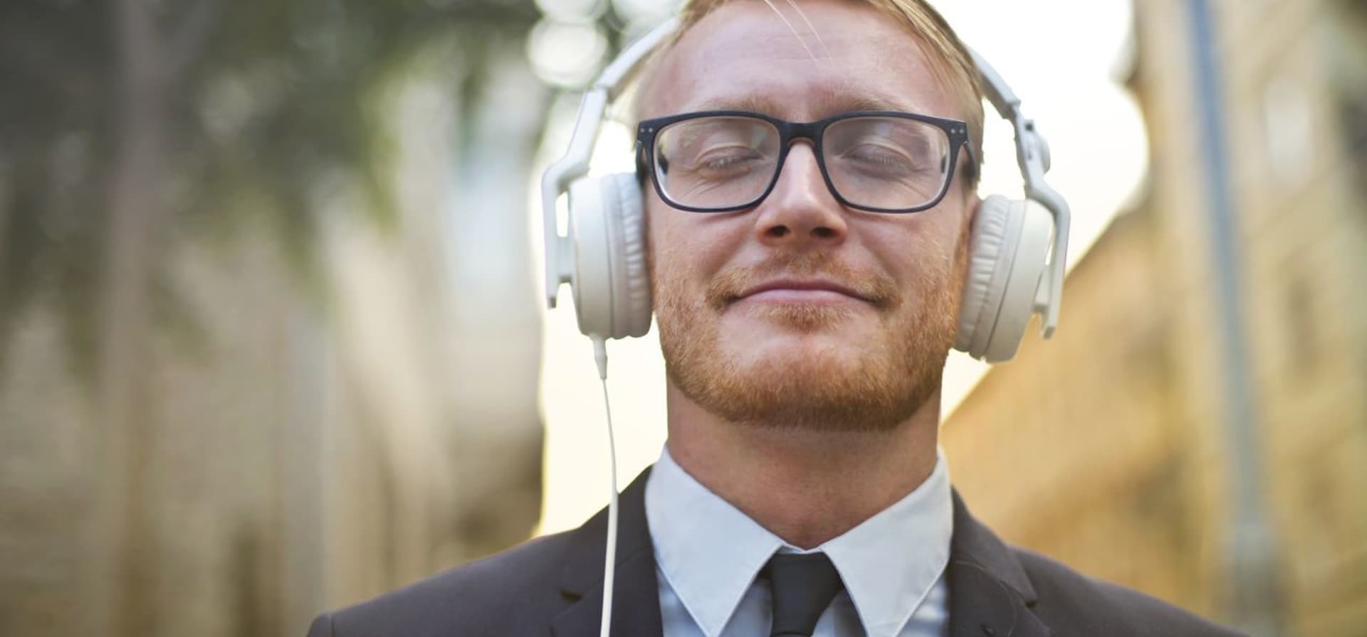 Muzyka do miejskiego resetu – co włączyć po pracy, w trasie albo podczas weekendu?