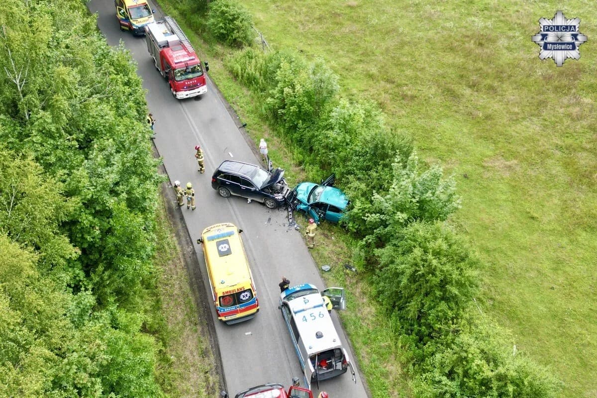 Mysłowice: Czołowe zderzenie na ulicy Długiej. Mercedes zjechał na przeciwległy pas ruchu