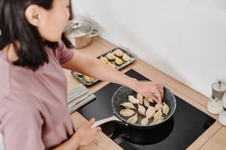 Na co zwrócić uwagę przy zakupie patelni nieprzywierającej?