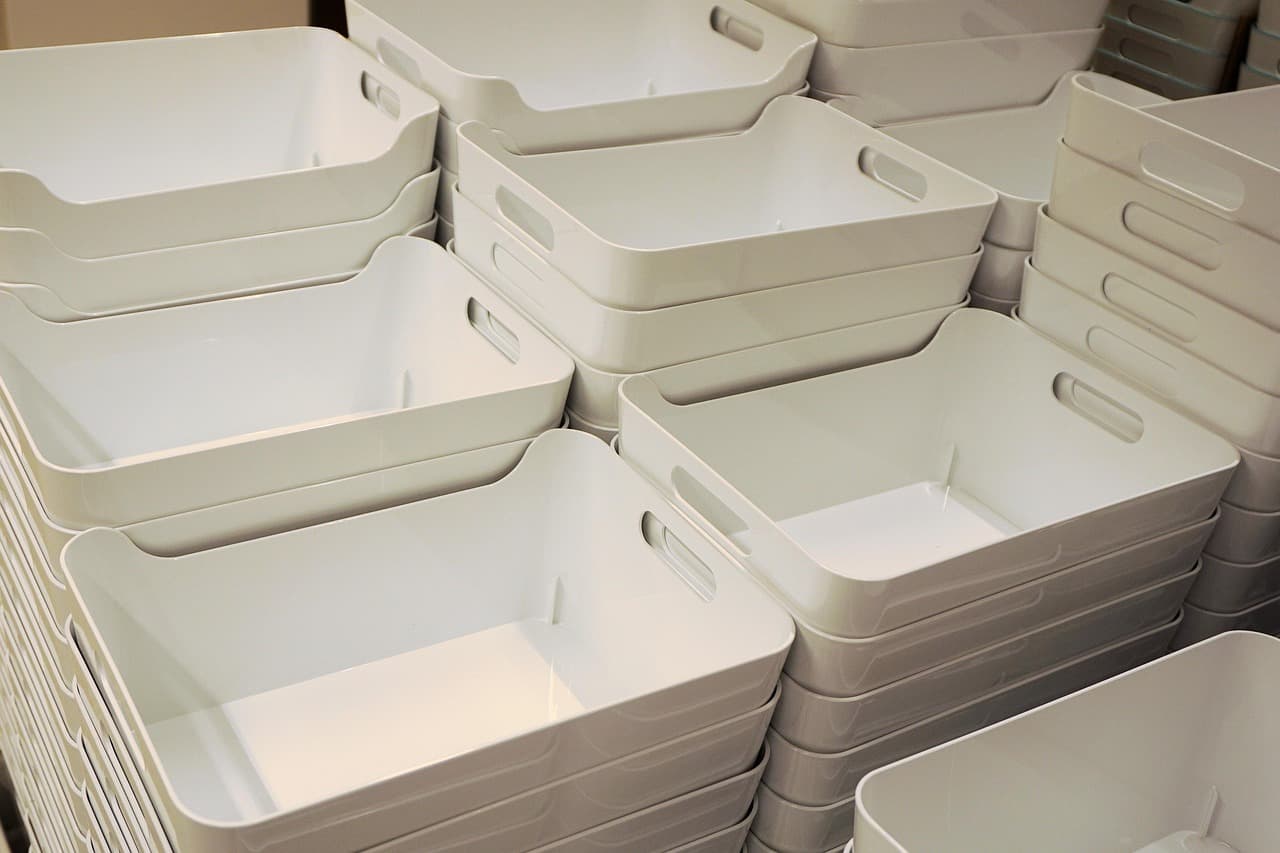 Na co zwrócić uwagę wybierając pojemniki plastikowe od producenta