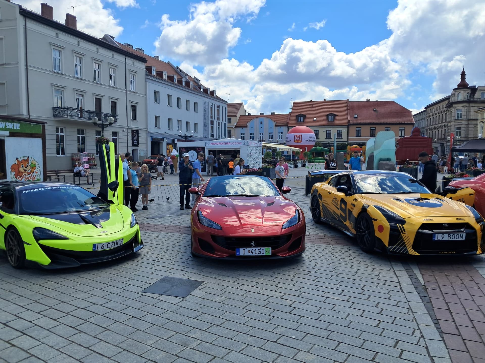 Na Inowrocławskim rynku rządzą super szybkie samochody Ferrari, Lamborgini i nie tylko Mowa o akcji FunAndDrive Dzieciom. Można zrobić sobie pamiątkową fotkę, a nawet przejechać się jako pasażer jednym z tych samochodów