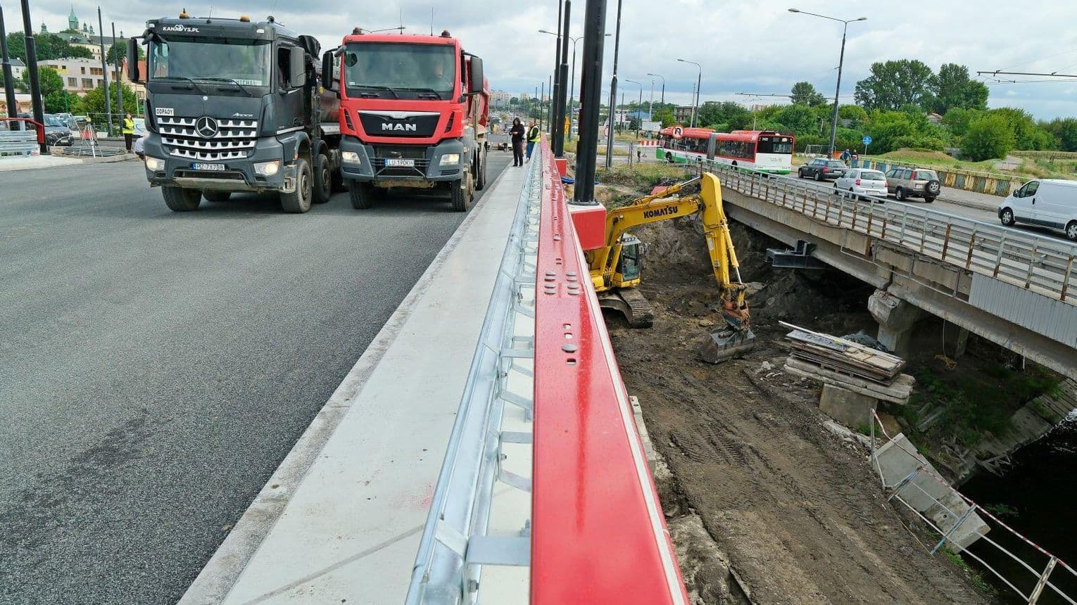 Na most wjechało sześć 32-tonowych ciężarówek. Kluczowy test przed otwarciem al. Unii Lubelskiej