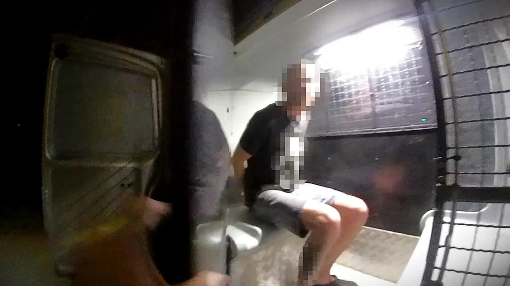 Na oczach policjantów porzucił auto i uciekał, pasażer wskoczył za kierownicę