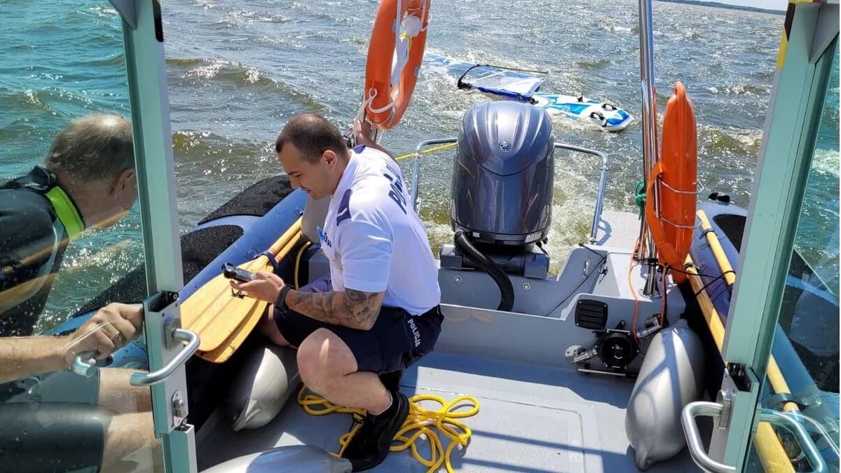Na sygnaleMężczyzna utknął na wodzie. Na pomoc ruszyli policjanci