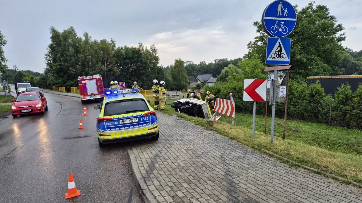 Na sygnaleWypadek w powiecie zduńskowolskim. Samochód wypadł z drogi, dwie osoby ranne