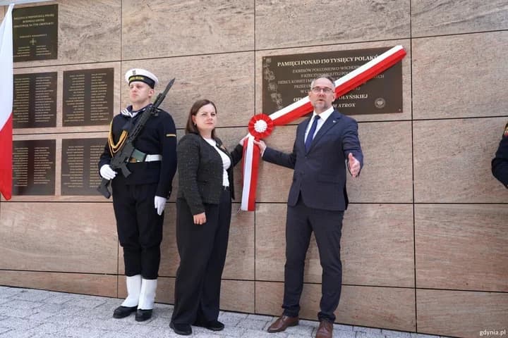 Na Witominie odsłonięto tablicę. W Gdyni przypomniano ofiary z Kresów