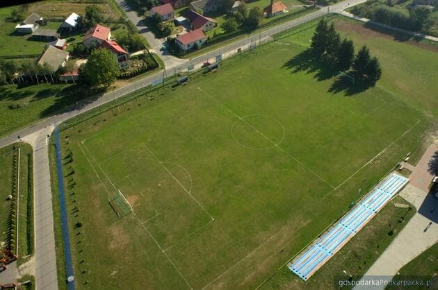 Nadal drogie oferty na zadaszone trybuny stadionu w Radomyślu Wielkim