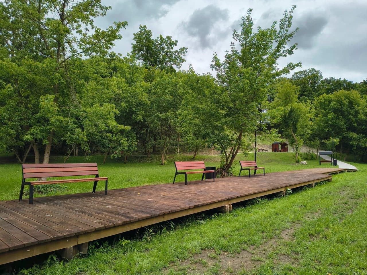 Nadwieprzański bulwar w Łęcznej niemal gotowy. Dawna plaża zmieniła się w nowoczesną przestrzeń rekreacyjną