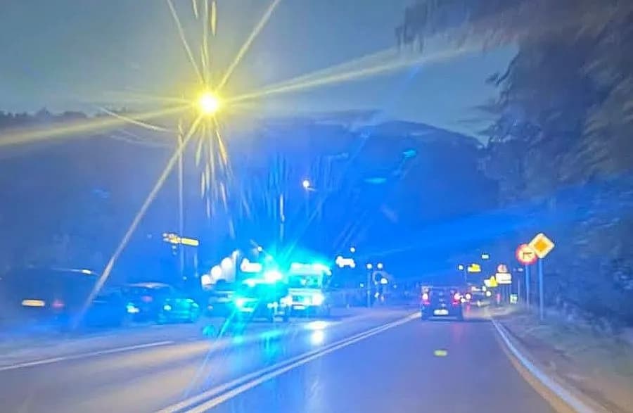 Najpierw był agresywny, potem szedł krajówką w Jaroszowicach. 70-latek pod opieką medyków