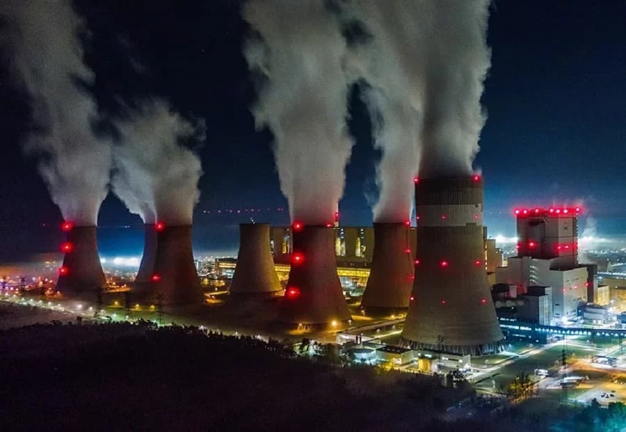 Największa elektrownia w Polsce w podwyższonej gotowości. Stopnie alarmowe w woj. łódzkim