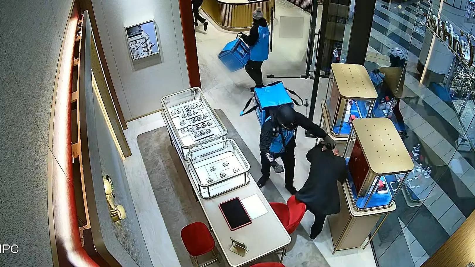 Napad na jubilera w 86 sekund. Policja już wie, kto obrabował sklep w Galerii Mokotów