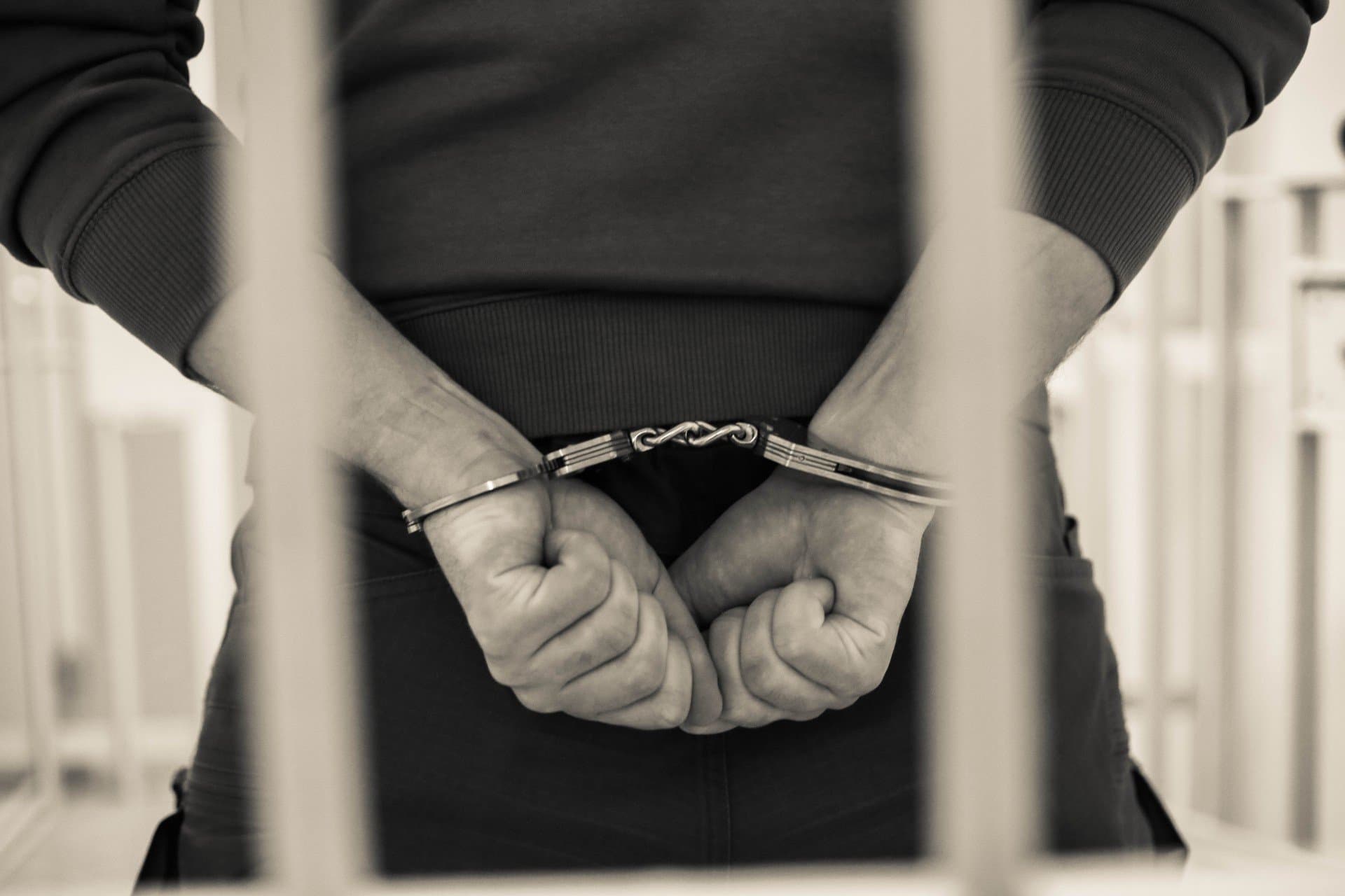 Nastolatkowie brutalnie zaatakowali mężczyznę w Pcimiu. Użyli maczety i gazu