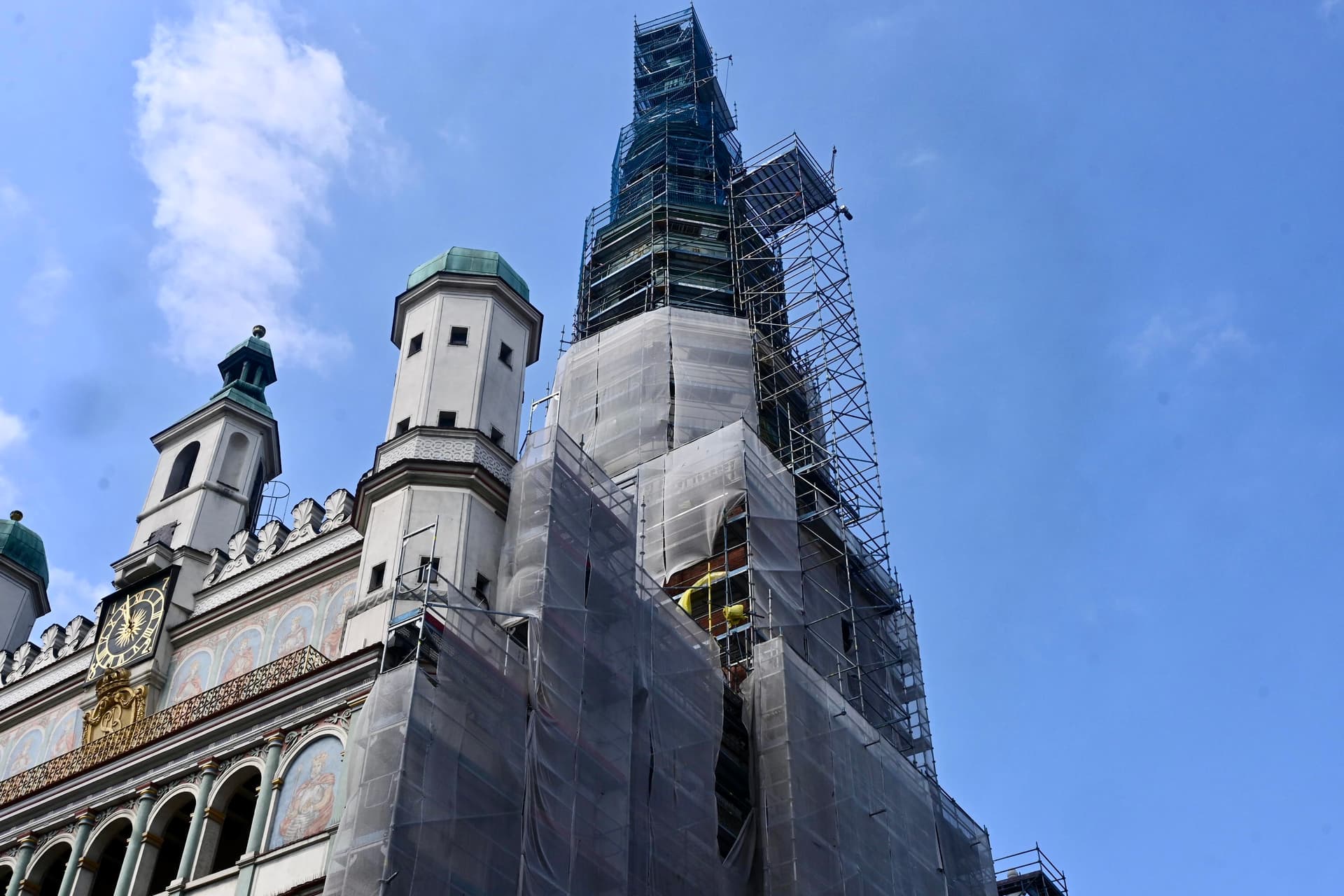 Nastolatkowie wspięli się na wieżę poznańskiego ratusza. Sprawa trafiła do sądu