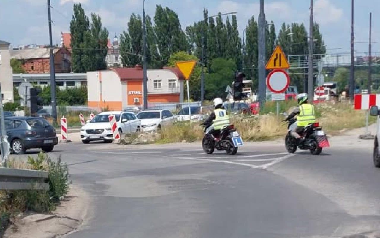 Nawet instruktor nauki jazdy zlekceważył zakaz. Zaskakująca sytuacja na ul. Zamojskiej