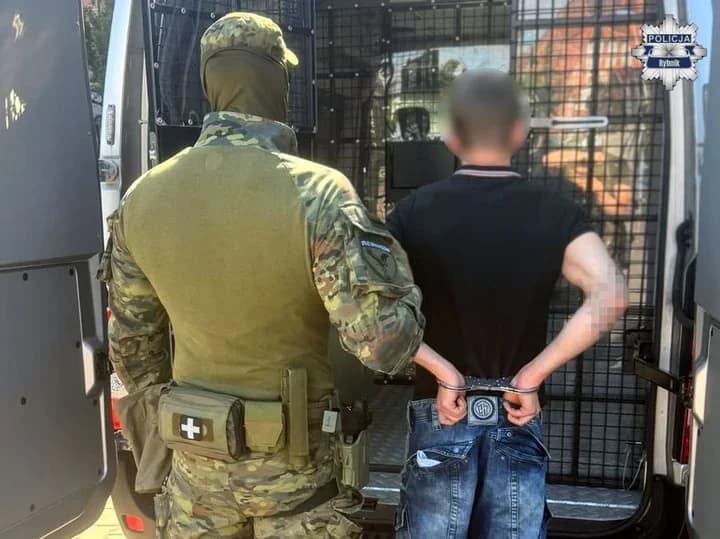 Nazistowskie napisy na szkolnym ogrodzeniu. 22-latek deportowany z Polski