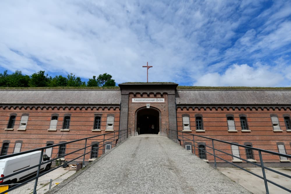 Nazwiska ukryte w murach Fortu VII. Ponad 1400 cegieł z zapiskami więźniów pod lupą ekspertów